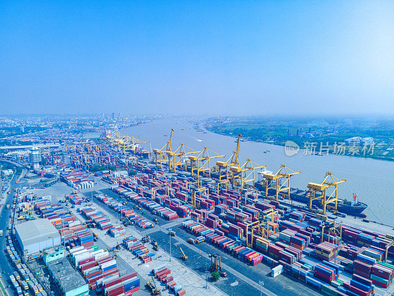商业海运集装箱在港口城市吉大港，孟加拉国