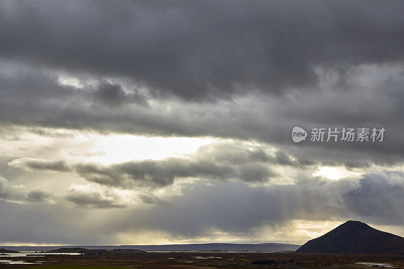 冰岛北部的火山景观和云景