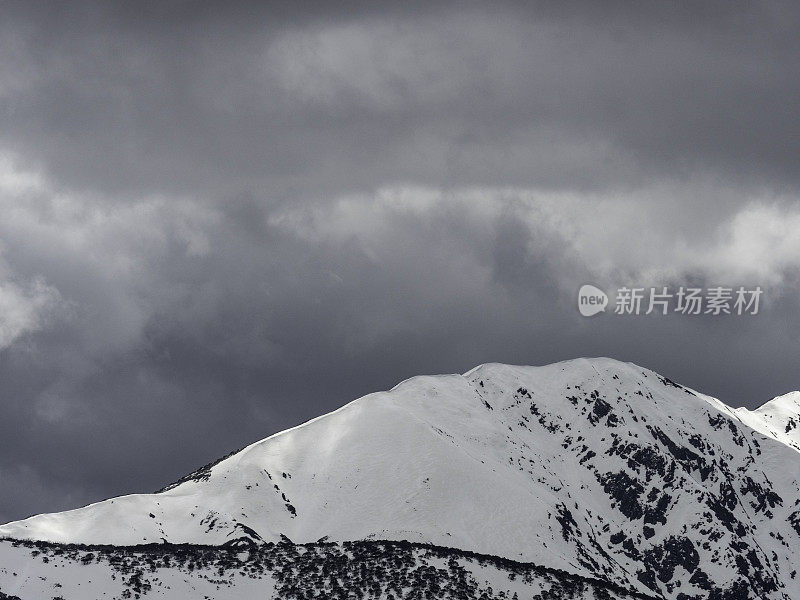 乌云笼罩着雪山