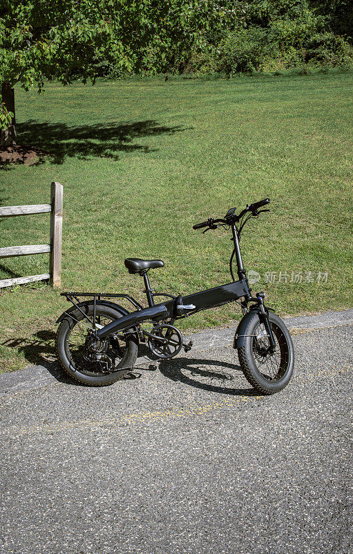 折叠电动自行车与机械盘式制动器，7个速度和在车身电池