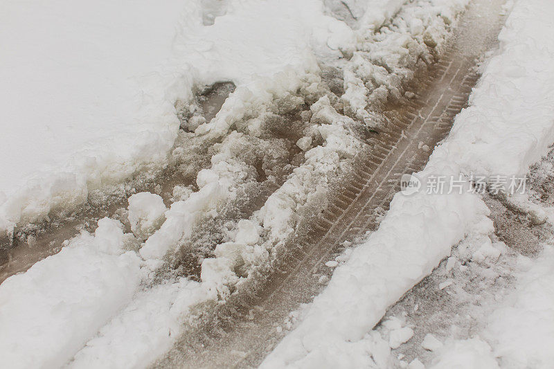 路上有雪。