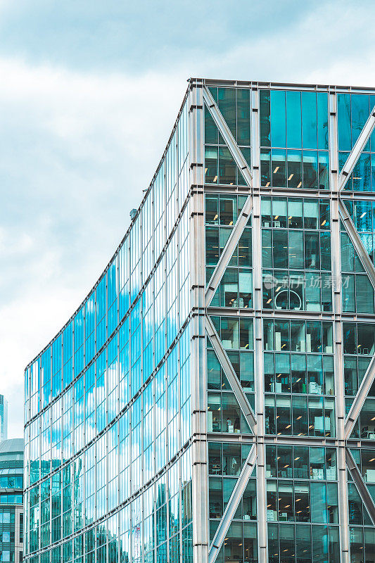 伦敦当代钢玻璃建筑的立面