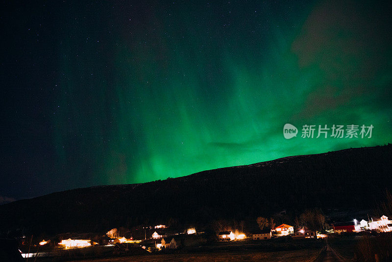 强烈的北极光在挪威农村地区的天空