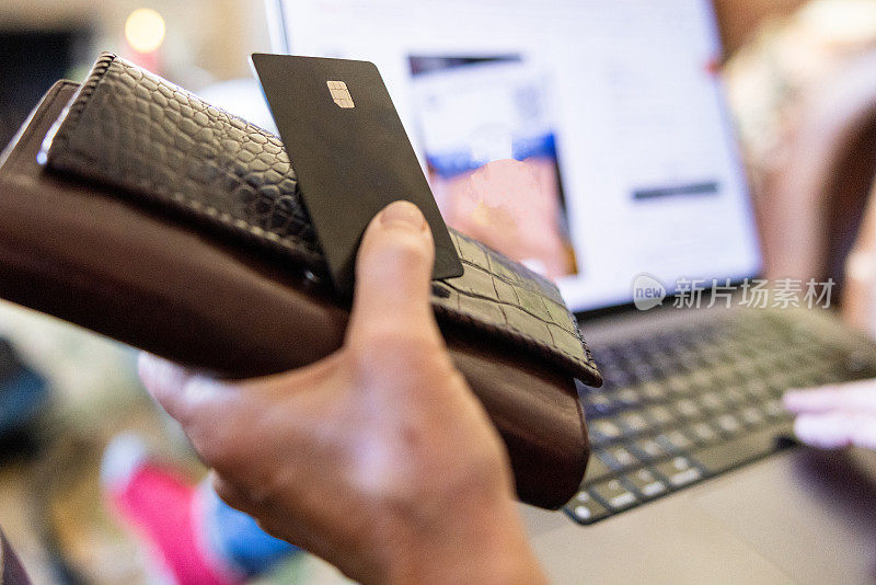 女性用信用卡在小企业网站购物