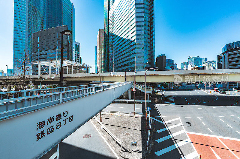 东京吉士那空无一人的道路