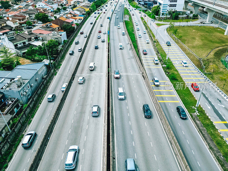 高速公路在晴天的鸟瞰图