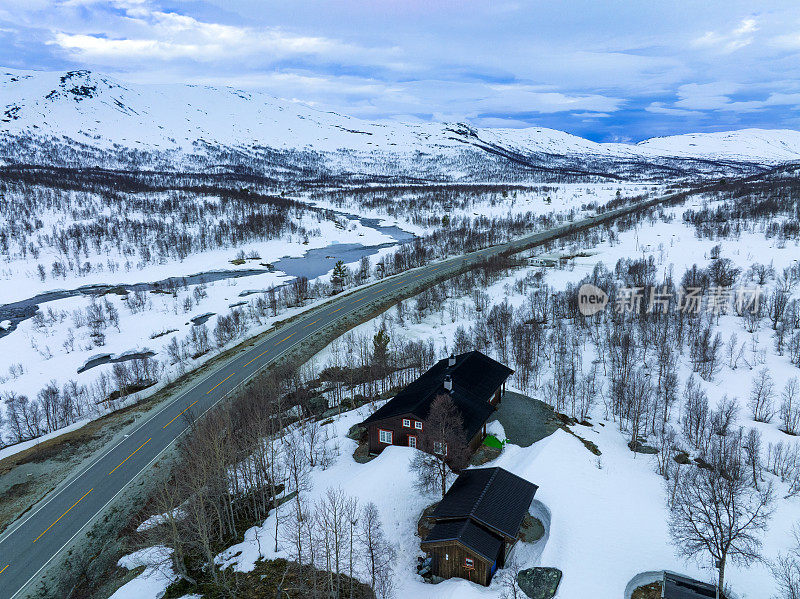 挪威莱茵海门国家公园，雪中传统挪威小屋的鸟瞰图