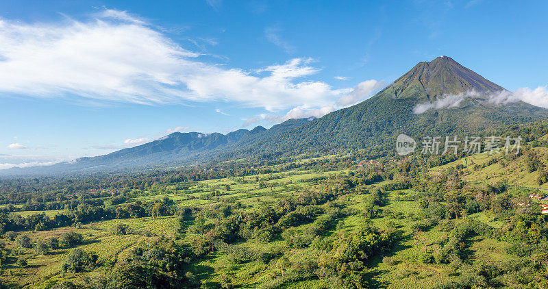 哥斯达黎加福尔图纳的阿雷纳尔火山全景