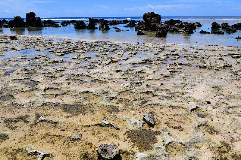 瑙鲁梅能区的巴蒂海滩——珊瑚石灰岩地面和岩层
