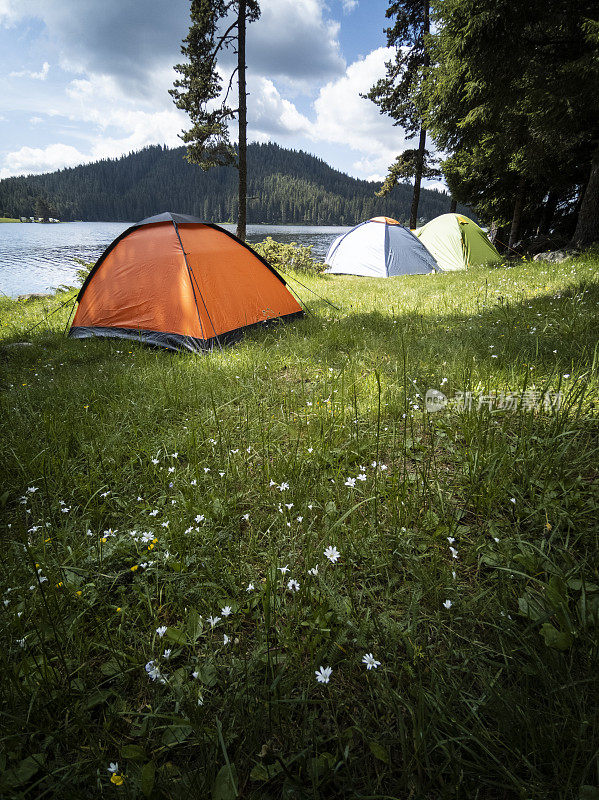 在山湖边有帐篷的露营地点。