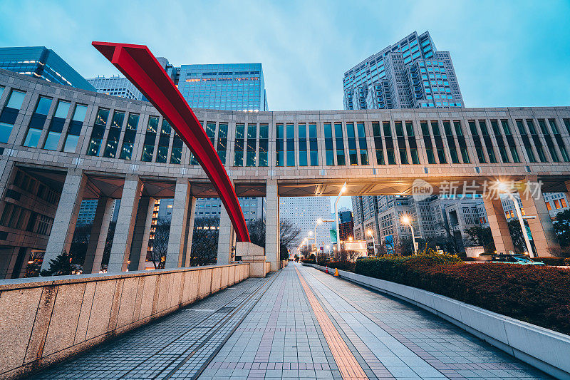 东京新宿夜间的商业区