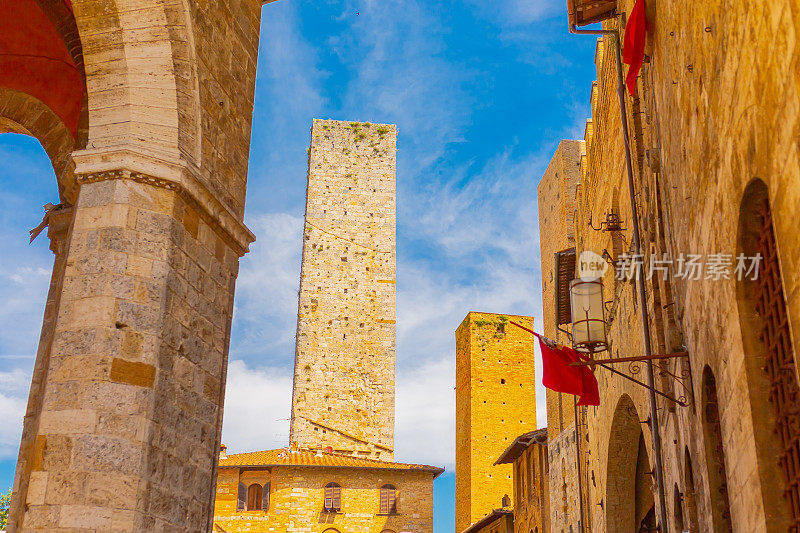 圣Gimignano。意大利。意大利古城中的旧塔。夏天的一天。欧洲。体系结构