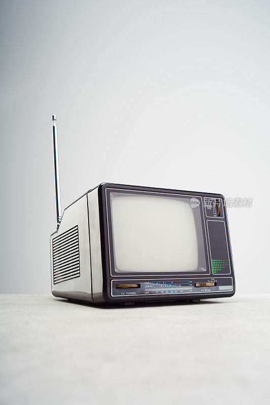 白色的老式电视机。复古便携式电视接收机