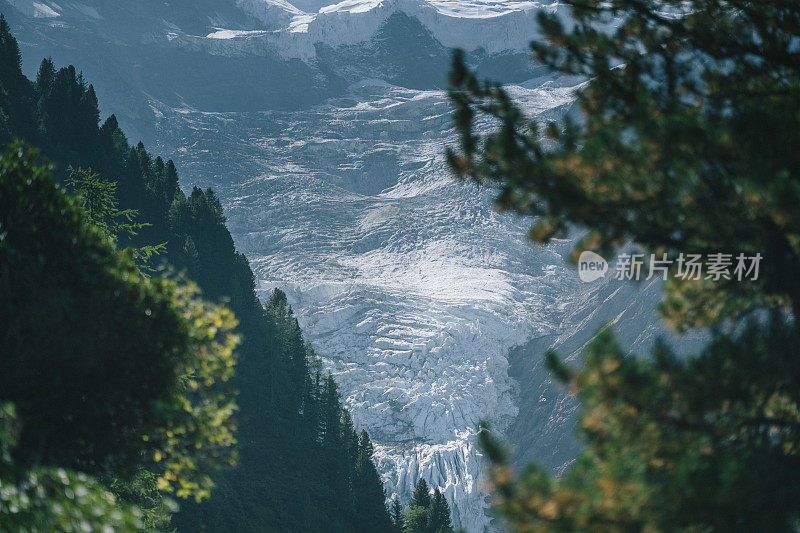 冰川从陡峭的山坡上倾泻而下