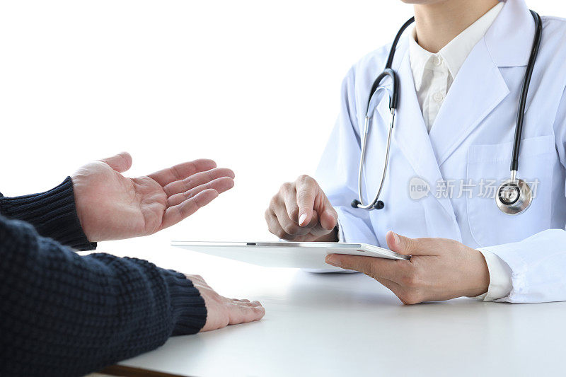 医生用平板设备给病人说话