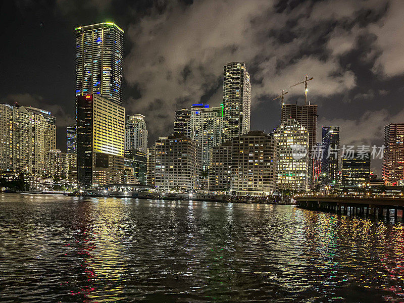 迈阿密市中心滨水区的夜景