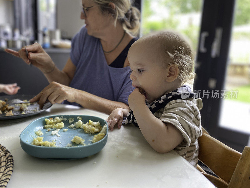 奶奶照顾孩子