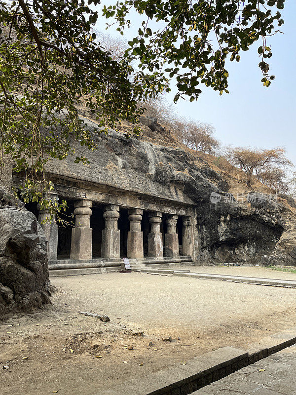 印度孟买，象岛，象窟，印度教洞穴寺庙，历史上的岩石切割建筑，挖掘的玄武岩，山上的一排树木
