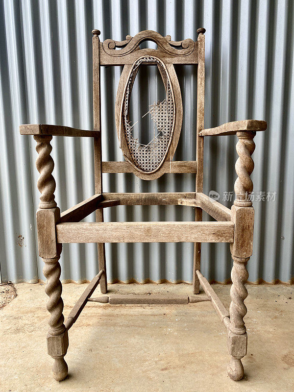 废弃的乡村木椅架