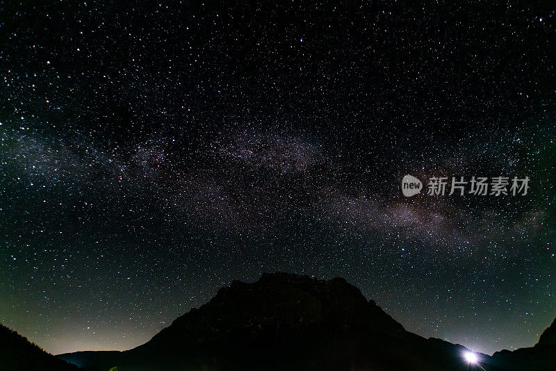 星空下的楚格峰夜景