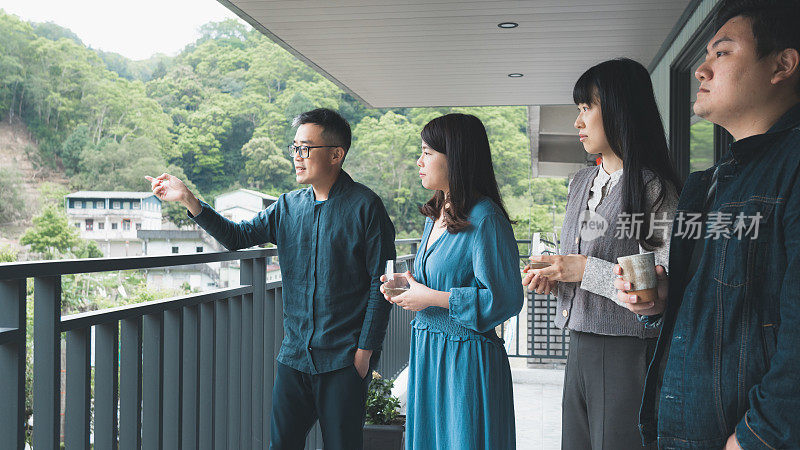 茶园导游参观，主人介绍自己的产品和品茶