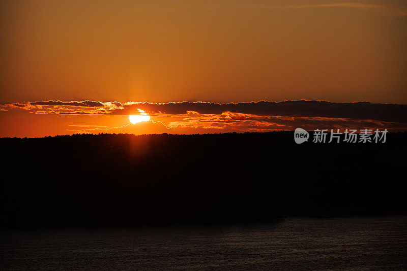 美丽的橙色日落在地平线上的海景
