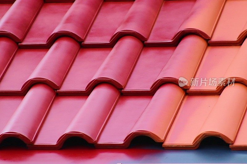 用一种特殊的油漆把屋顶涂上，防止苔藓和地衣的生长