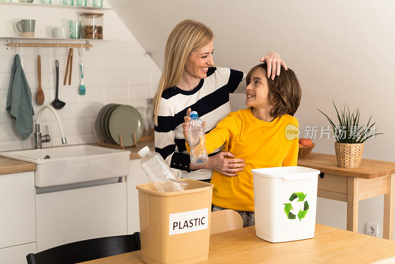 男孩和他妈妈在家回收塑料垃圾