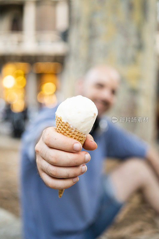 在夏天的公园里，手拿冰淇淋