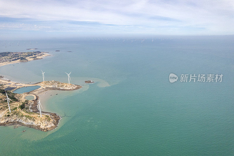 海岛上有许多风力涡轮机
