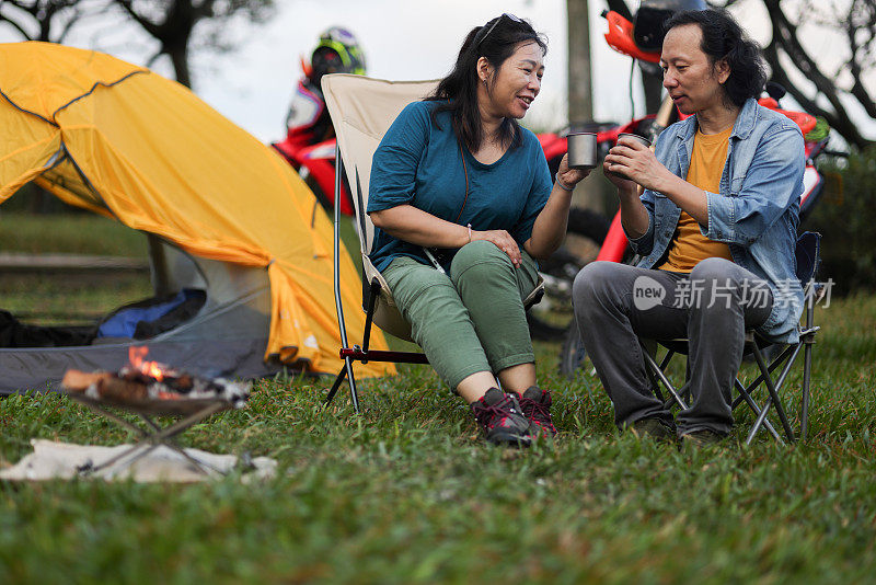 朋友们早起，在山上露营时喝一杯热咖啡