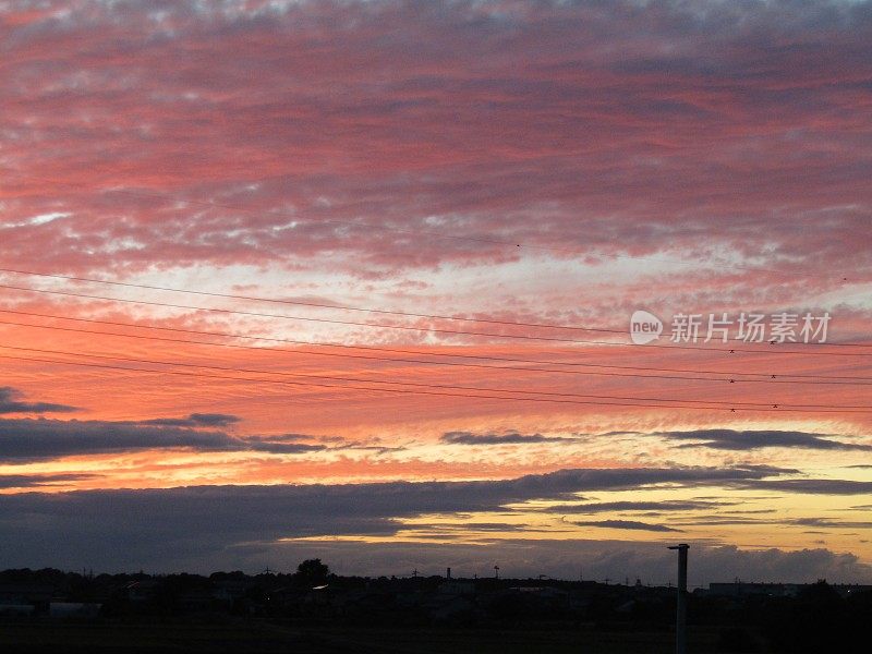 地平线上的夕阳。