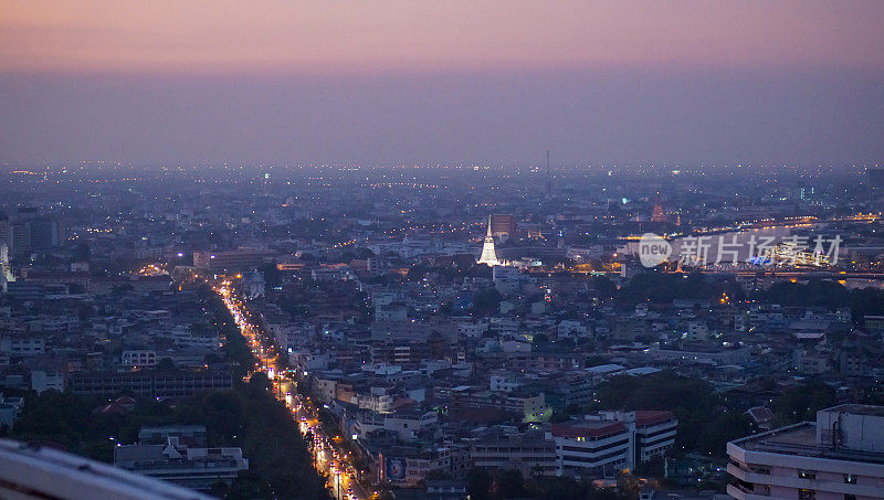 被照亮的曼谷城市天际线全景，在黄昏的大都市在日落期间黑暗。风景优美的城市全景，五彩斑斓的都市黄昏上的现代都市。大倾角