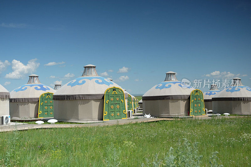 中国呼伦贝尔草原地区的一排五颜六色的蒙古包