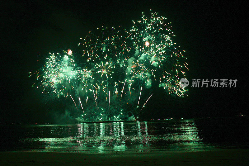 在芭堤雅国际烟花节拍摄的美丽多彩的烟花夜景