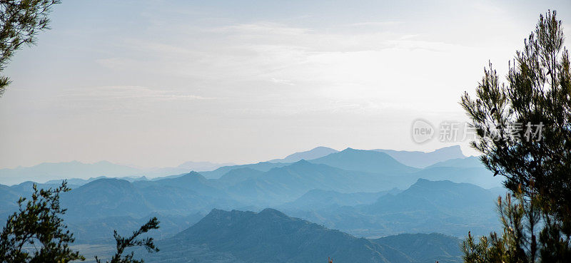 山的风景。西班牙阿利坎特省卡佩多山脉。