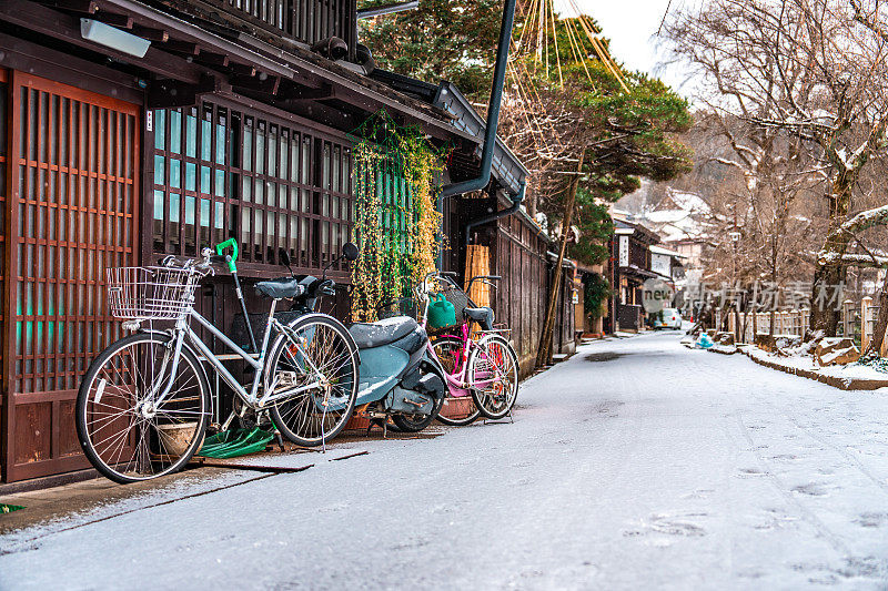日本岐阜，飞驒，高山，一座日本木屋外的自行车停车场