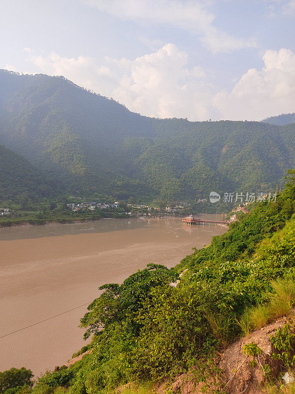 流经印度喜马拉雅山脉的季风河流