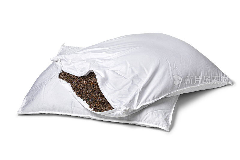 枕套里塞满了白色背景的荞麦壳