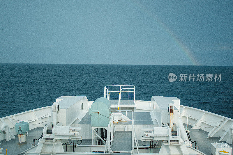 船后面的天空出现了一道彩虹