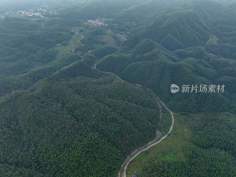 山路在山间