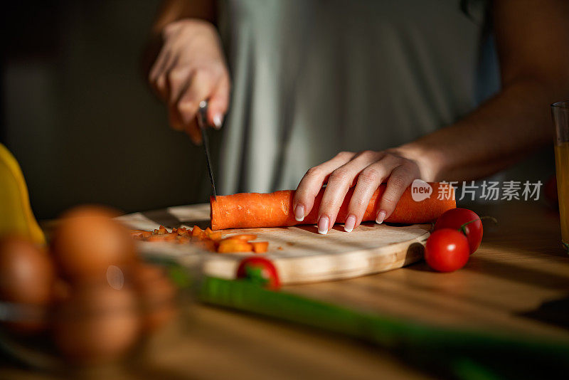 女人在厨房切胡萝卜