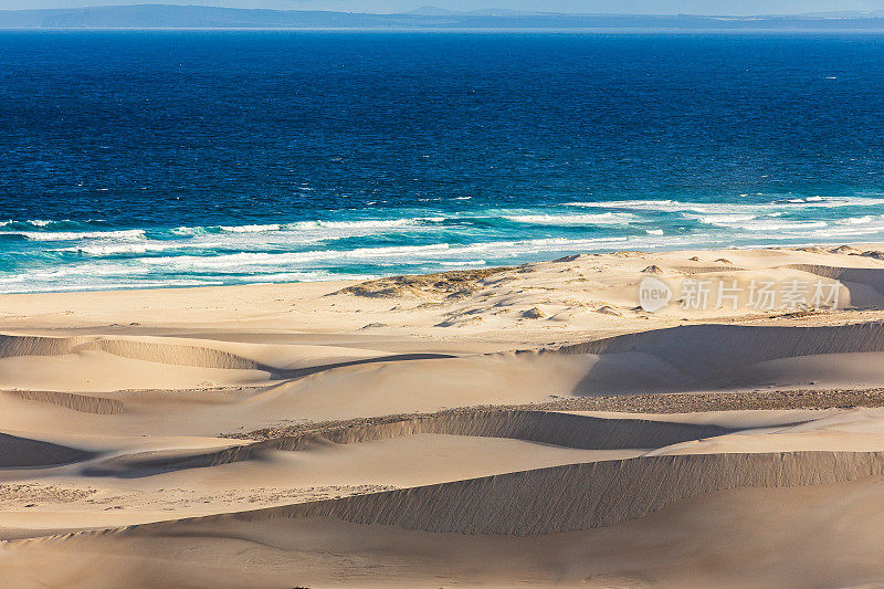 干旱干旱的沙漠景观是沙丘与海洋交汇的地方