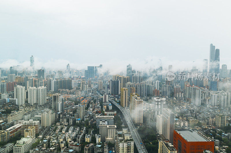 广州城市的天际线笼罩在雾中