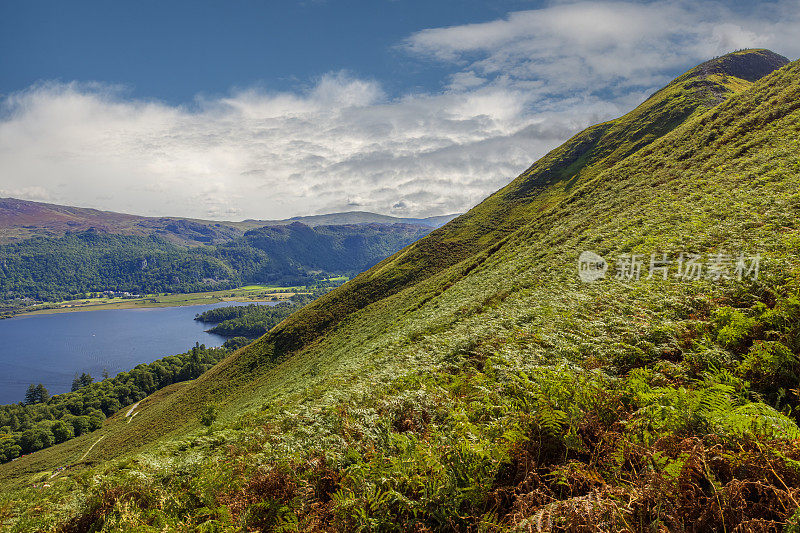 在英格兰坎布里亚郡湖区，陡峭的山坡上的卡特贝尔山。