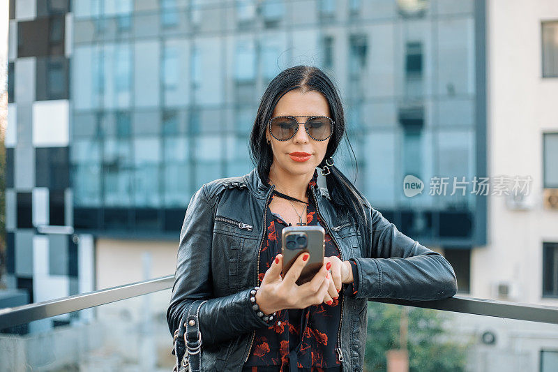 女人专注地看着电话