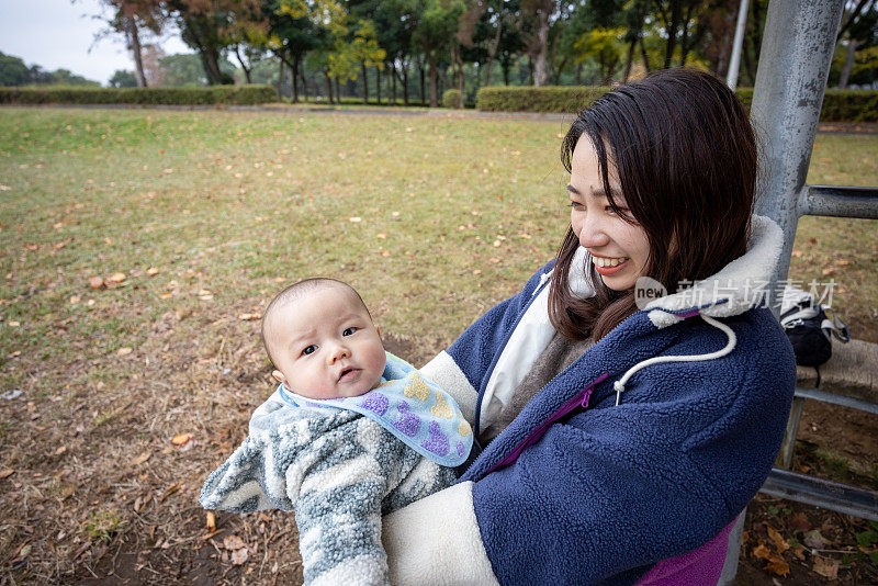 在公园里抱着孩子的女人