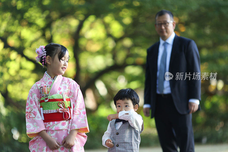 父亲和山贤带着女儿在石一走的公园里庆祝山贤