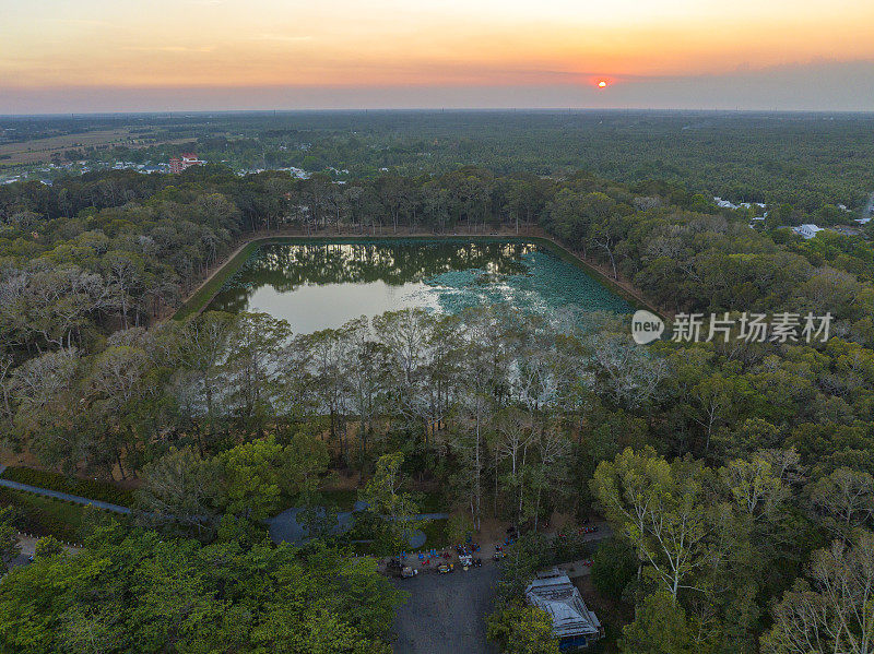 夕阳下的巴唵塘，巴唵湖，越南特拉荣的独特景观之一