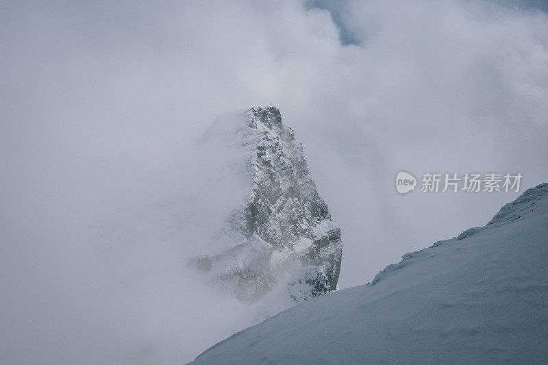 新鲜的粉雪覆盖了山坡